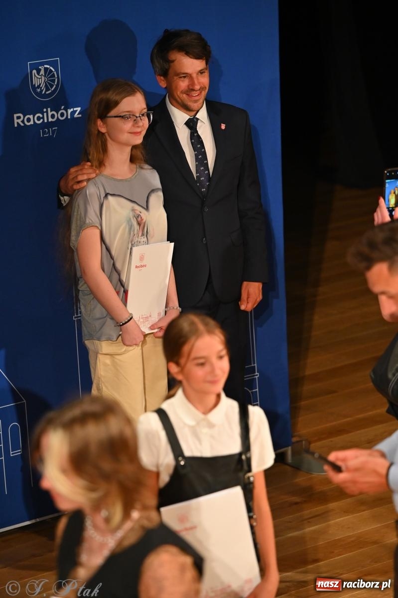 Zdjęcie w galerii na portalu naszraciborz.pl: Prymusi raciborskich szkół odebrali stypendia i gratulacje [FOTO] wiadomości z regionu