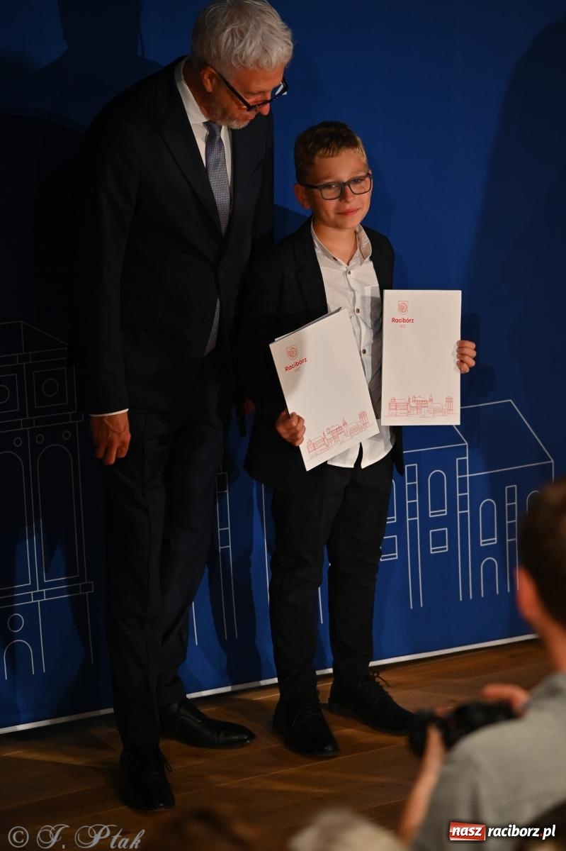 Zdjęcie w galerii na portalu naszraciborz.pl: Prymusi raciborskich szkół odebrali stypendia i gratulacje [FOTO] wiadomości z regionu
