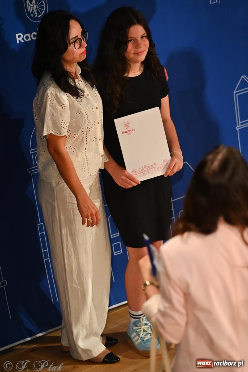 Zdjęcie w galerii na portalu naszraciborz.pl: Prymusi raciborskich szkół odebrali stypendia i gratulacje [FOTO] wiadomości z regionu