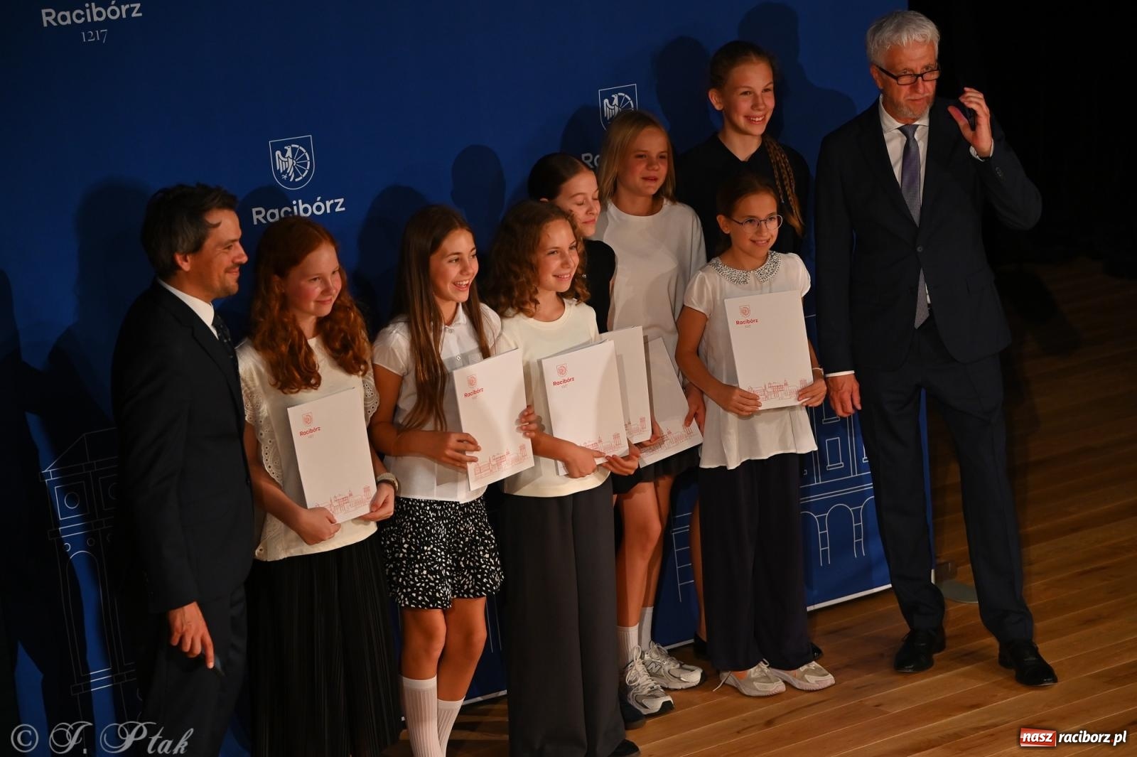 Zdjęcie w galerii na portalu naszraciborz.pl: Prymusi raciborskich szkół odebrali stypendia i gratulacje [FOTO] wiadomości z regionu