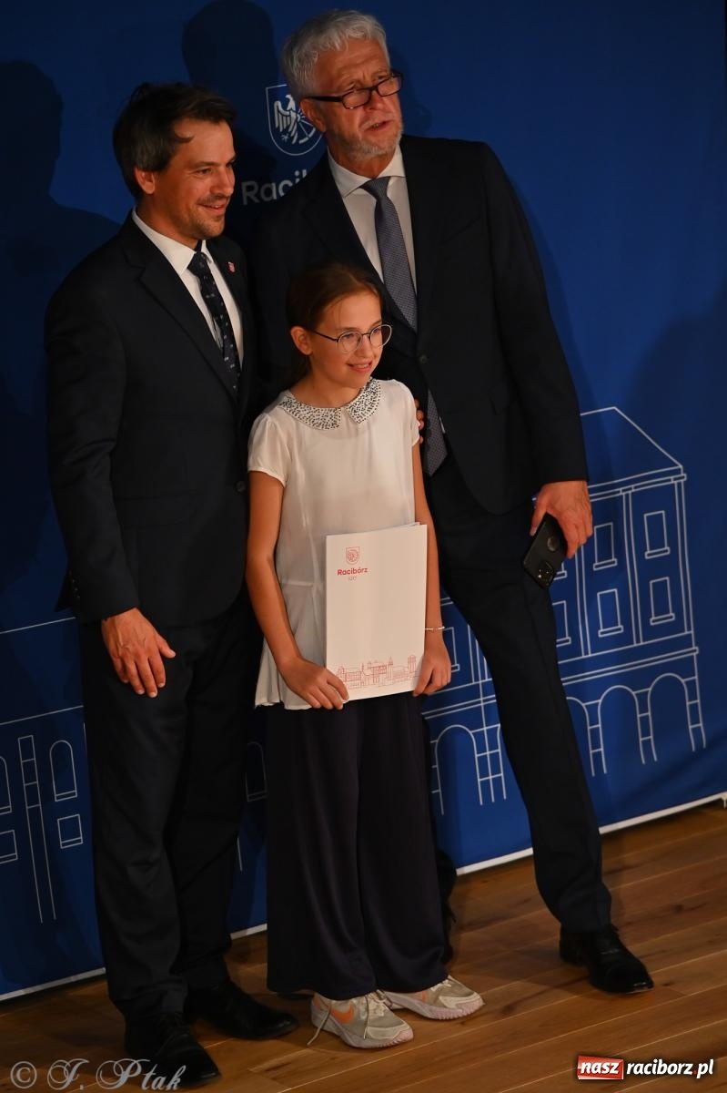 Zdjęcie w galerii na portalu naszraciborz.pl: Prymusi raciborskich szkół odebrali stypendia i gratulacje [FOTO] wiadomości z regionu