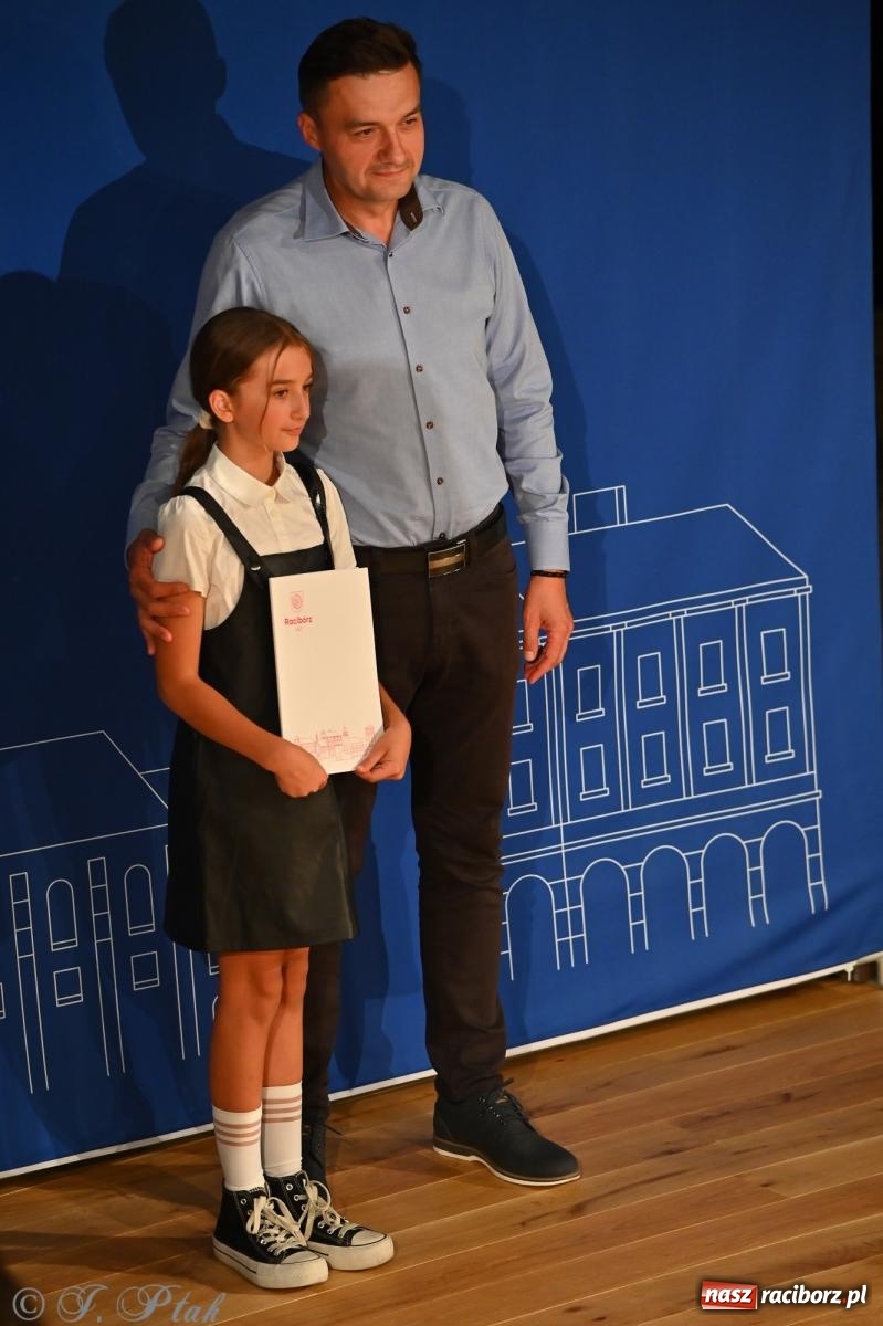 Zdjęcie w galerii na portalu naszraciborz.pl: Prymusi raciborskich szkół odebrali stypendia i gratulacje [FOTO] wiadomości z regionu