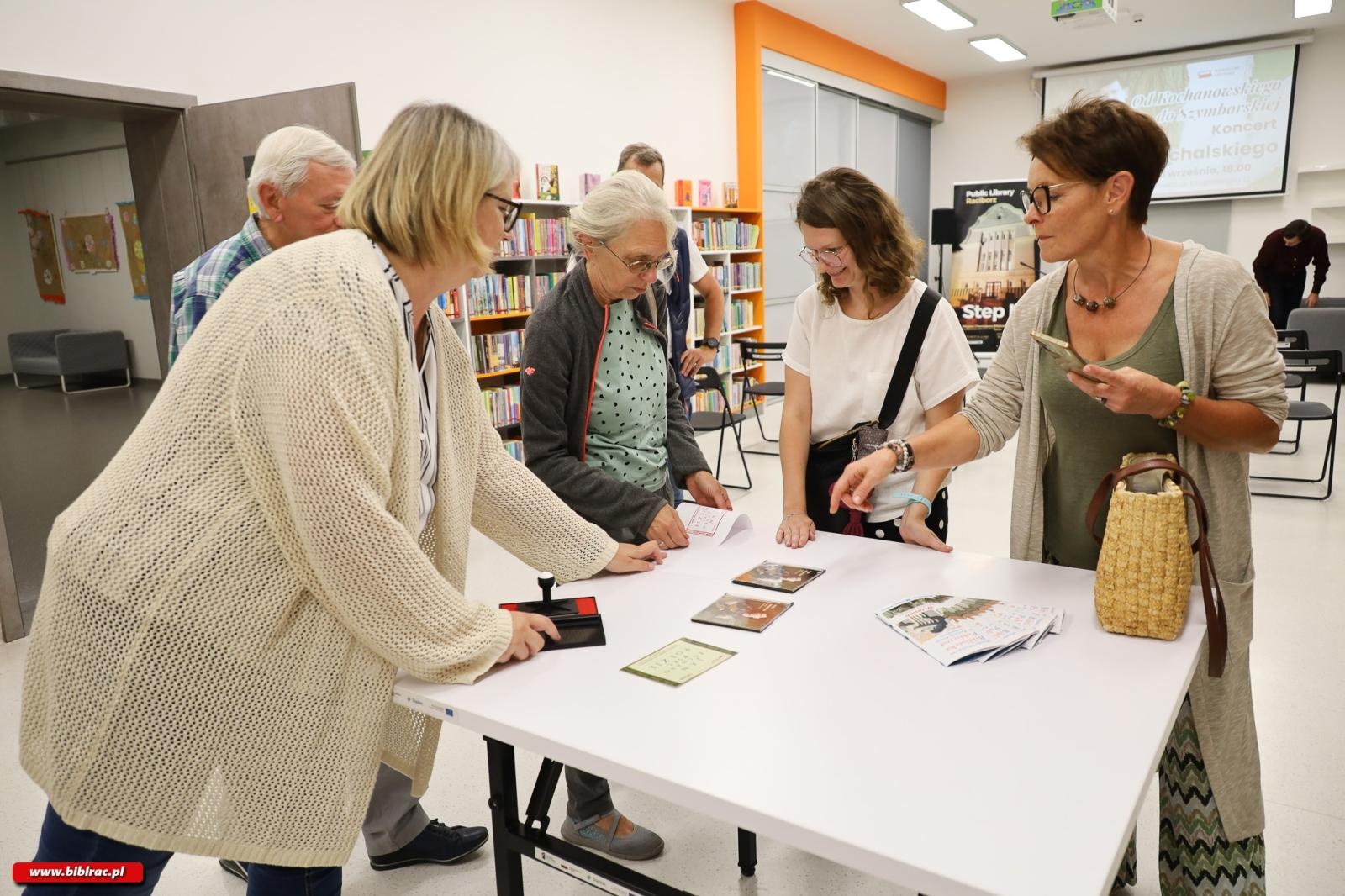 Zdjęcie w galerii na portalu naszraciborz.pl: Od Kochanowskiego do Szymborskiej – muzyczna podróż z Kubą Michalskim w ramach Narodowego Czytania wiadomości z regionu