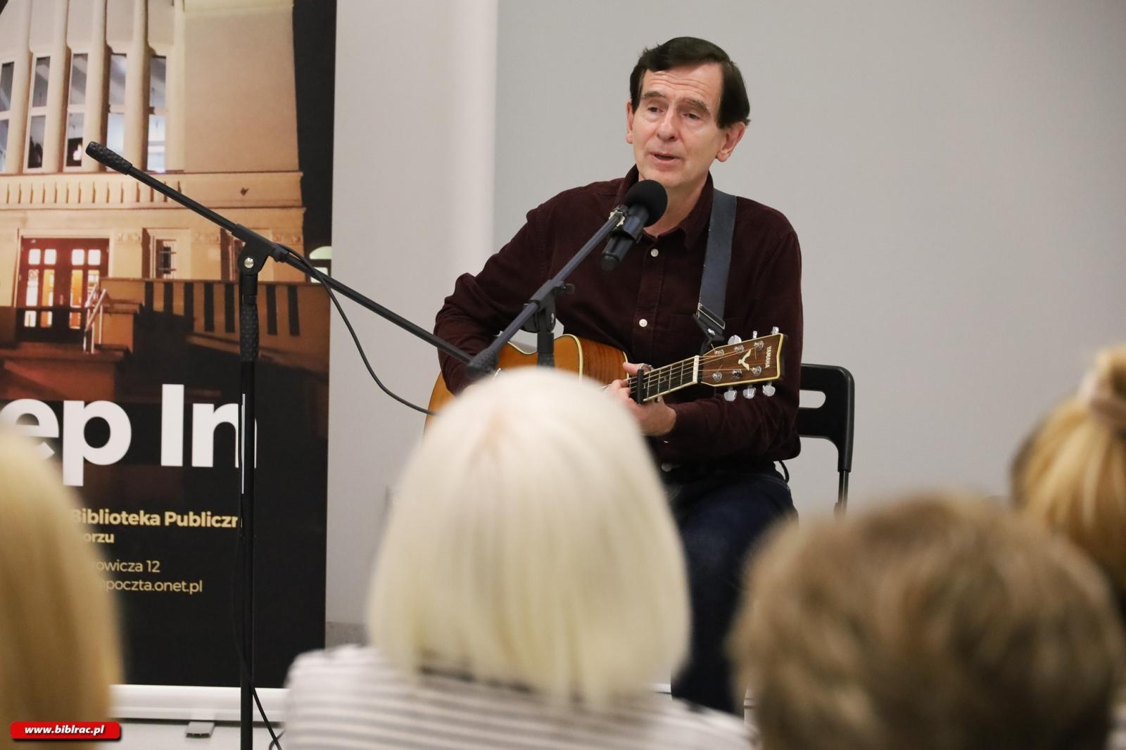 Zdjęcie w galerii na portalu naszraciborz.pl: Od Kochanowskiego do Szymborskiej – muzyczna podróż z Kubą Michalskim w ramach Narodowego Czytania wiadomości z regionu