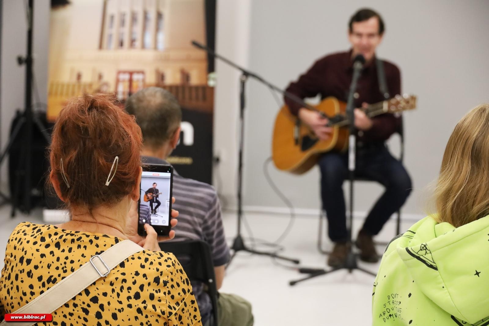 Zdjęcie w galerii na portalu naszraciborz.pl: Od Kochanowskiego do Szymborskiej – muzyczna podróż z Kubą Michalskim w ramach Narodowego Czytania wiadomości z regionu