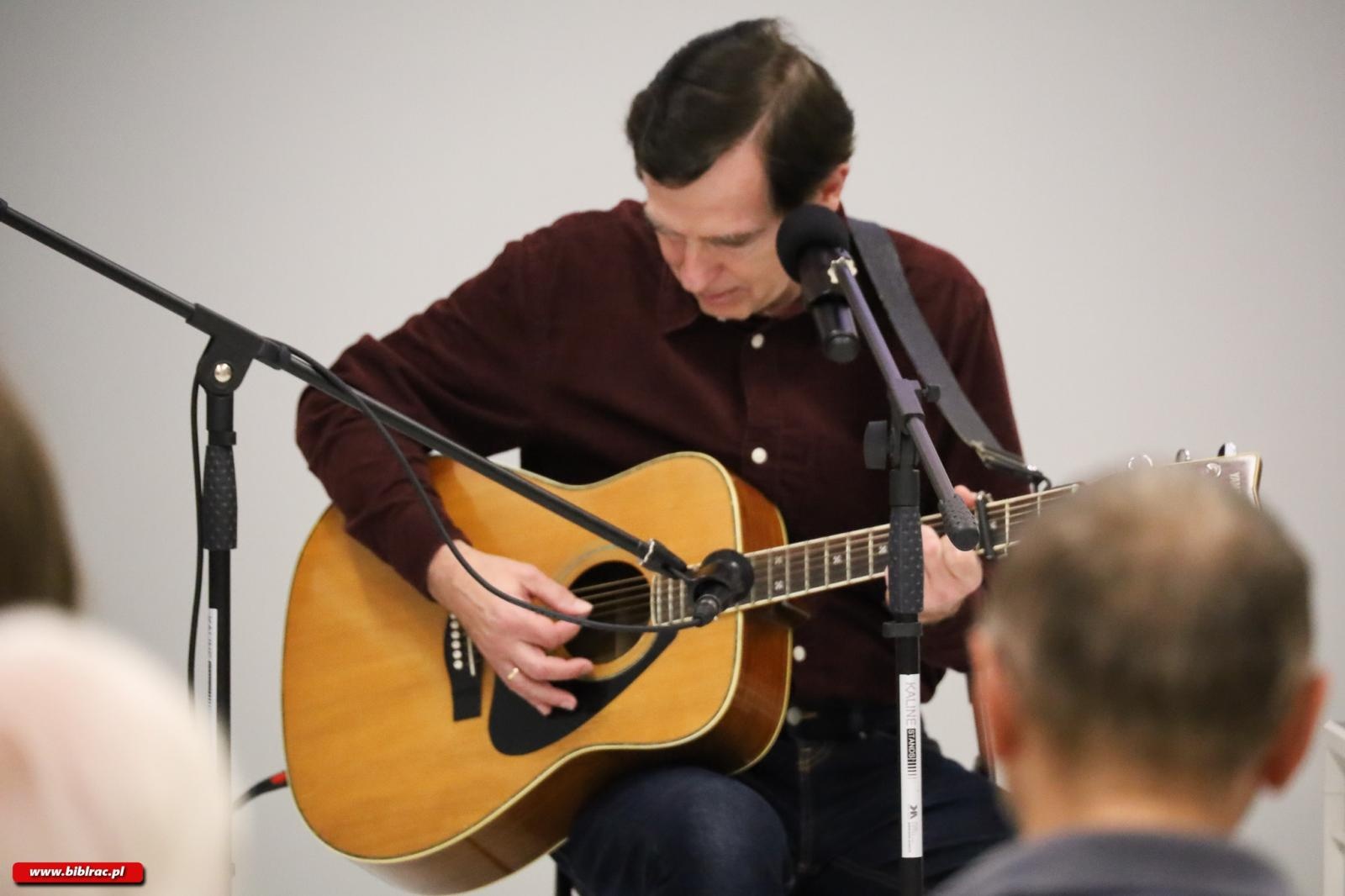Zdjęcie w galerii na portalu naszraciborz.pl: Od Kochanowskiego do Szymborskiej – muzyczna podróż z Kubą Michalskim w ramach Narodowego Czytania wiadomości z regionu