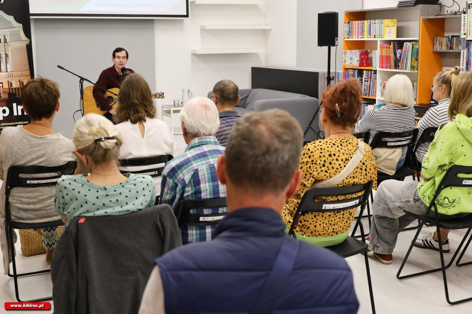 Zdjęcie w galerii na portalu naszraciborz.pl: Od Kochanowskiego do Szymborskiej – muzyczna podróż z Kubą Michalskim w ramach Narodowego Czytania wiadomości z regionu