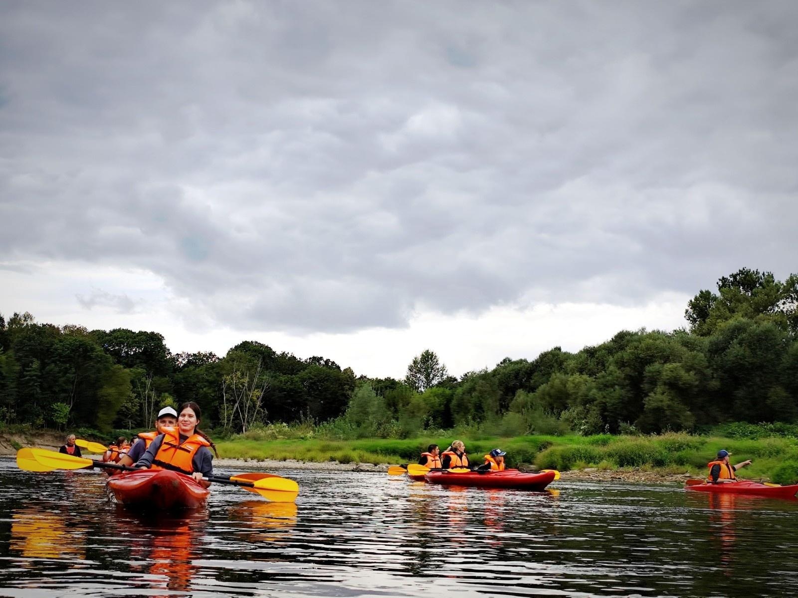 Zdjęcie w galerii na portalu naszraciborz.pl: Letni spływ kajakowy po Meandrach Odry z ornitologiem Tomaszem wiadomości z regionu