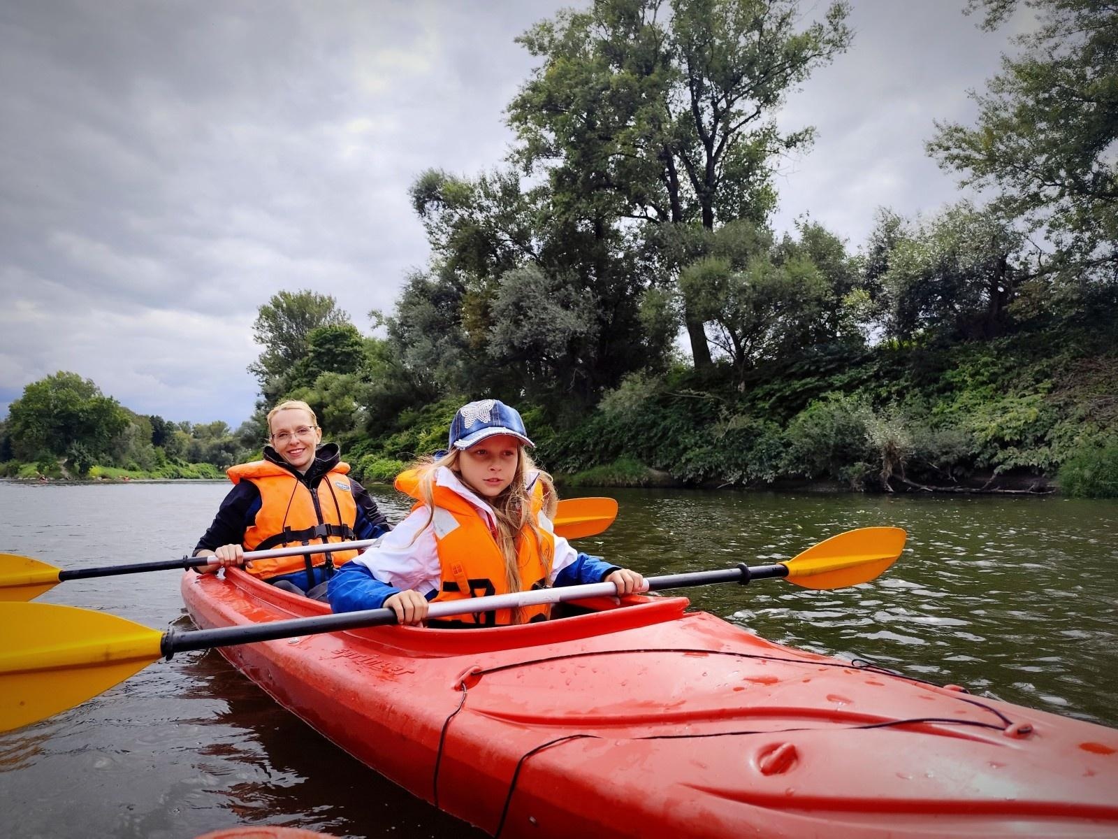 Zdjęcie w galerii na portalu naszraciborz.pl: Letni spływ kajakowy po Meandrach Odry z ornitologiem Tomaszem wiadomości z regionu