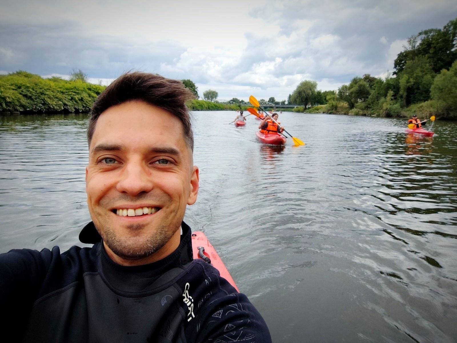 Zdjęcie w galerii na portalu naszraciborz.pl: Letni spływ kajakowy po Meandrach Odry z ornitologiem Tomaszem wiadomości z regionu