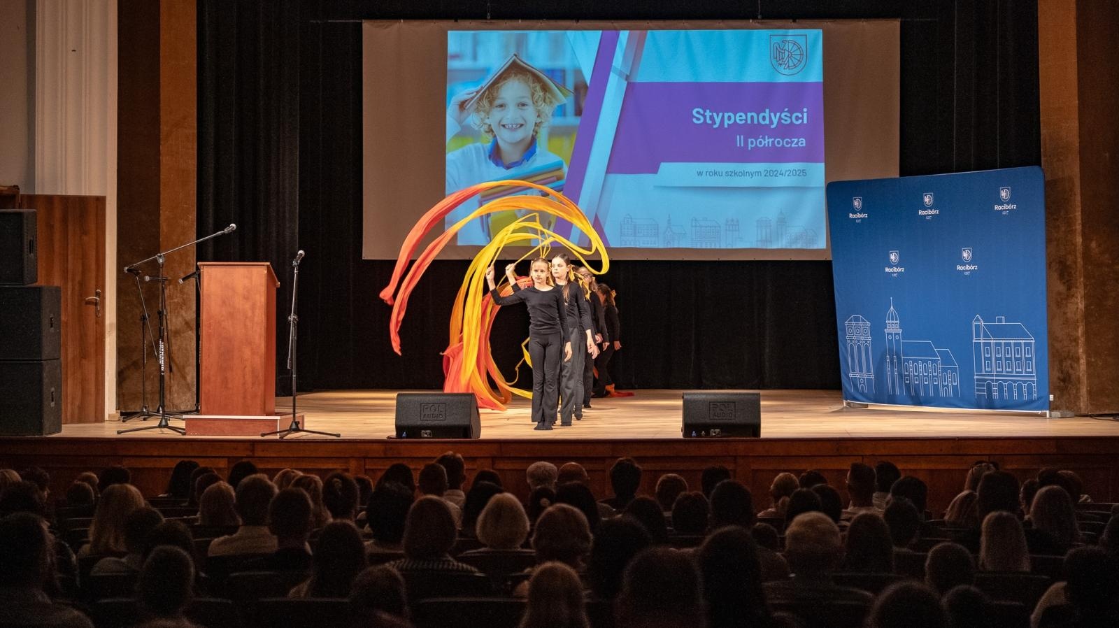 Zdjęcie w galerii na portalu naszraciborz.pl: Najlepsi uczniowie raciborskich szkół odebrali stypendia - foto na bis! wiadomości z regionu