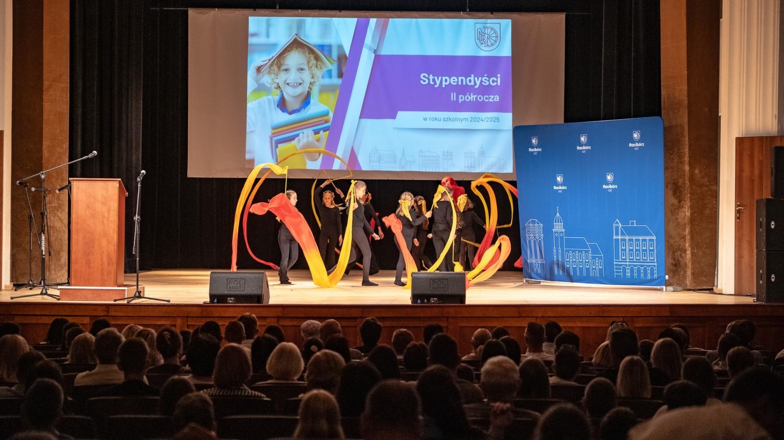 Zdjęcie w galerii na portalu naszraciborz.pl: Najlepsi uczniowie raciborskich szkół odebrali stypendia - foto na bis! wiadomości z regionu