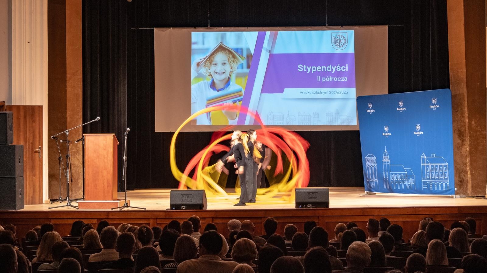 Zdjęcie w galerii na portalu naszraciborz.pl: Najlepsi uczniowie raciborskich szkół odebrali stypendia - foto na bis! wiadomości z regionu