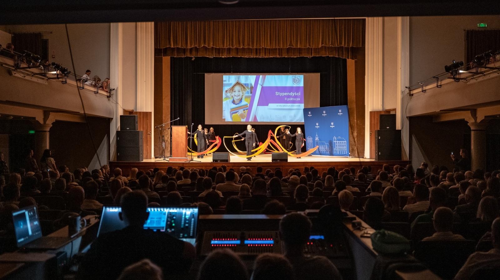 Zdjęcie w galerii na portalu naszraciborz.pl: Najlepsi uczniowie raciborskich szkół odebrali stypendia - foto na bis! wiadomości z regionu
