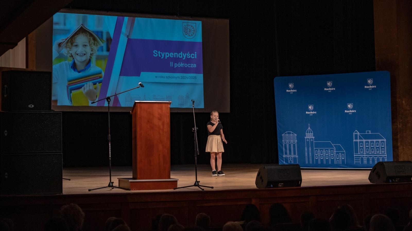 Zdjęcie w galerii na portalu naszraciborz.pl: Najlepsi uczniowie raciborskich szkół odebrali stypendia - foto na bis! wiadomości z regionu