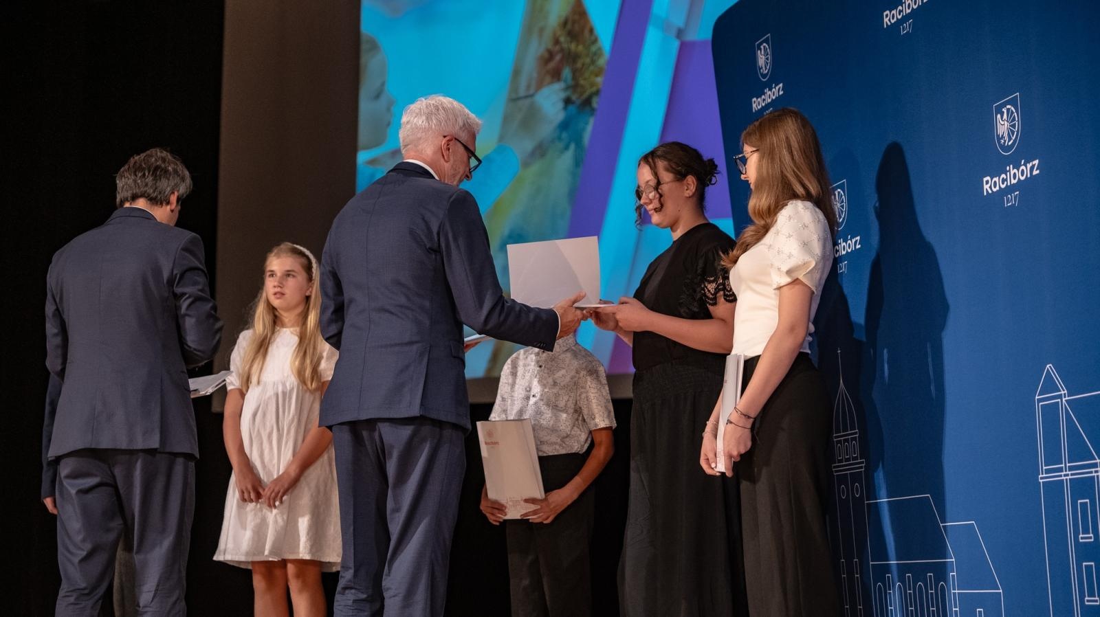 Zdjęcie w galerii na portalu naszraciborz.pl: Najlepsi uczniowie raciborskich szkół odebrali stypendia - foto na bis! wiadomości z regionu
