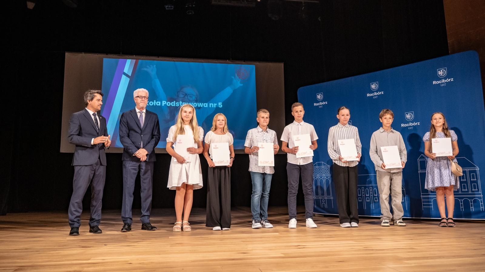 Zdjęcie w galerii na portalu naszraciborz.pl: Najlepsi uczniowie raciborskich szkół odebrali stypendia - foto na bis! wiadomości z regionu