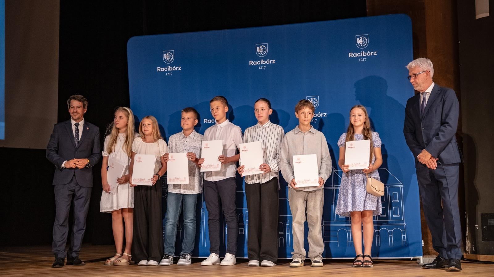 Zdjęcie w galerii na portalu naszraciborz.pl: Najlepsi uczniowie raciborskich szkół odebrali stypendia - foto na bis! wiadomości z regionu