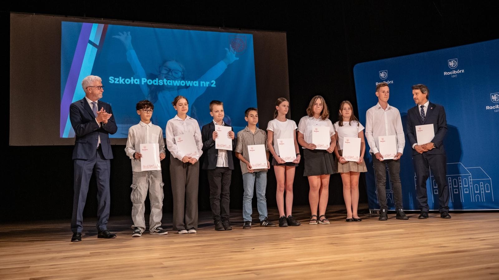 Zdjęcie w galerii na portalu naszraciborz.pl: Najlepsi uczniowie raciborskich szkół odebrali stypendia - foto na bis! wiadomości z regionu