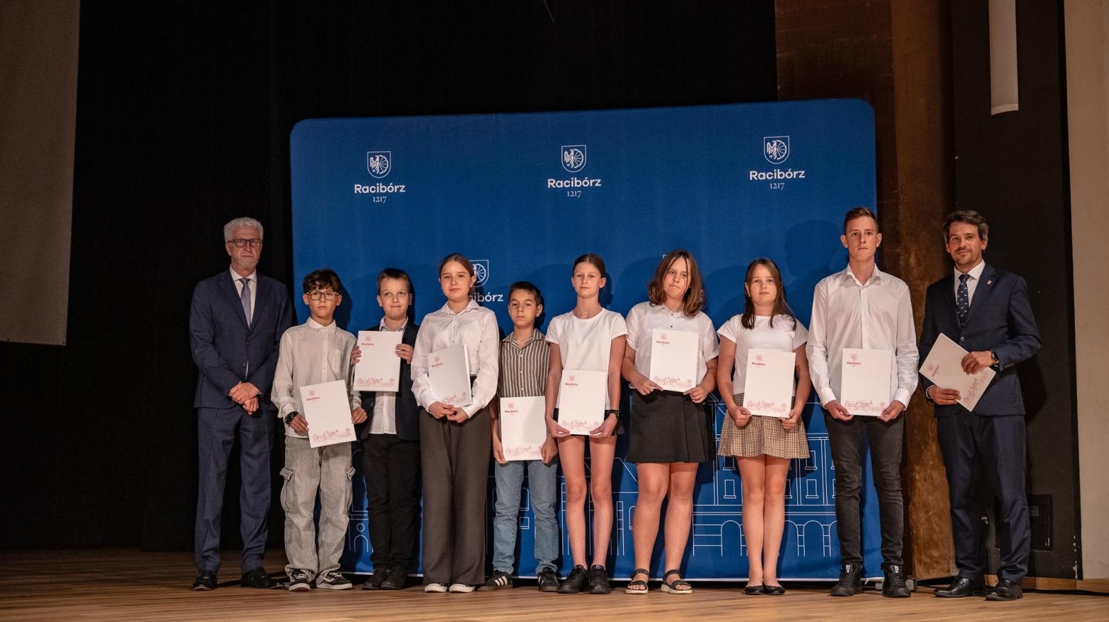 Zdjęcie w galerii na portalu naszraciborz.pl: Najlepsi uczniowie raciborskich szkół odebrali stypendia - foto na bis! wiadomości z regionu