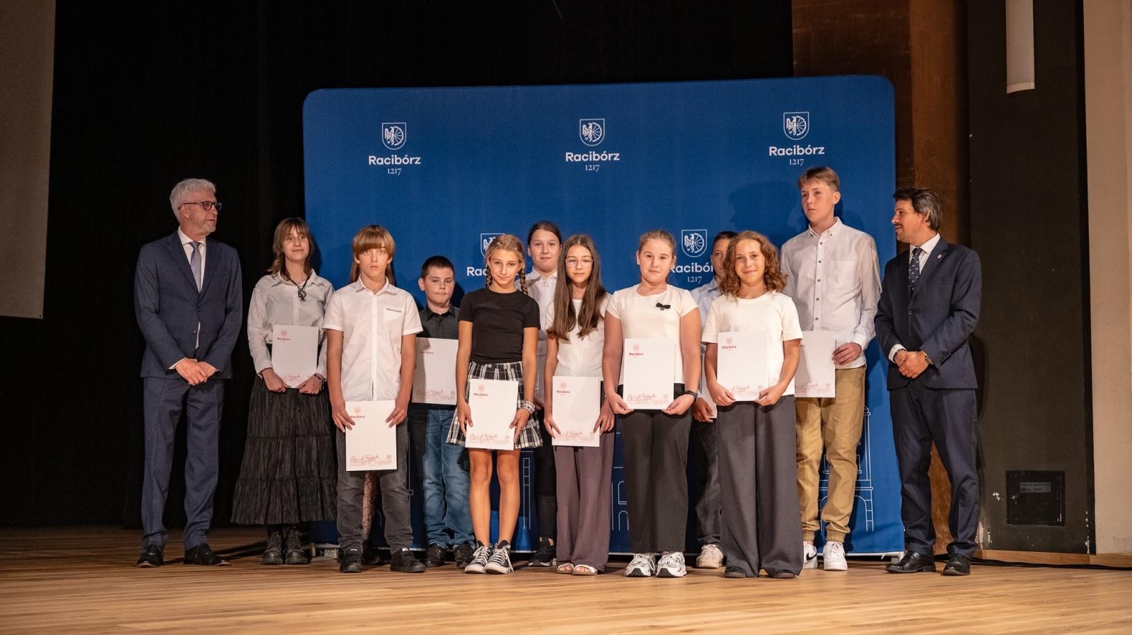 Zdjęcie w galerii na portalu naszraciborz.pl: Najlepsi uczniowie raciborskich szkół odebrali stypendia - foto na bis! wiadomości z regionu