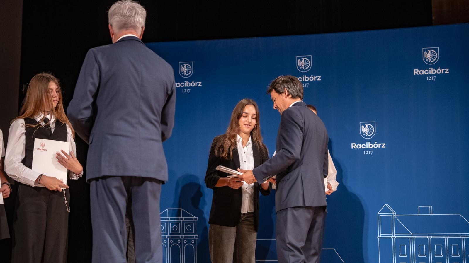 Zdjęcie w galerii na portalu naszraciborz.pl: Najlepsi uczniowie raciborskich szkół odebrali stypendia - foto na bis! wiadomości z regionu