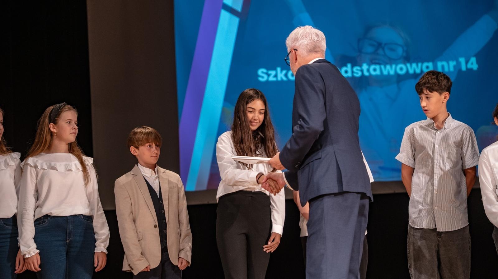 Zdjęcie w galerii na portalu naszraciborz.pl: Najlepsi uczniowie raciborskich szkół odebrali stypendia - foto na bis! wiadomości z regionu