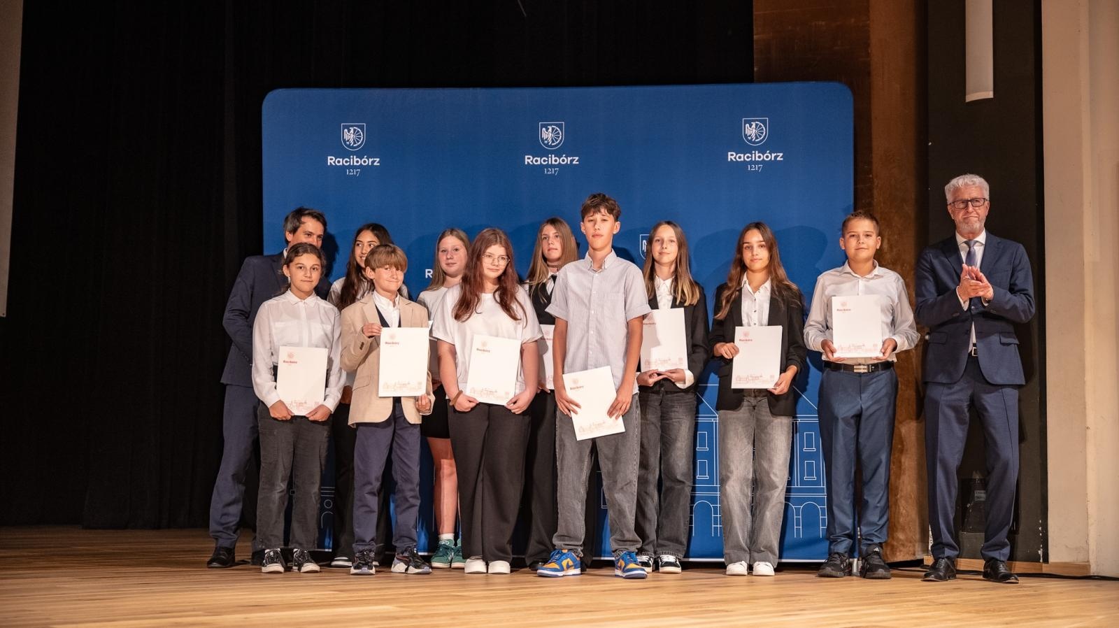 Zdjęcie w galerii na portalu naszraciborz.pl: Najlepsi uczniowie raciborskich szkół odebrali stypendia - foto na bis! wiadomości z regionu