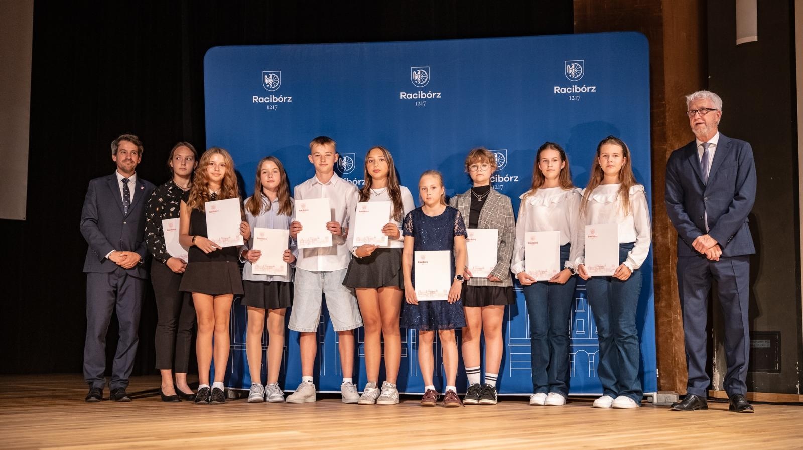 Zdjęcie w galerii na portalu naszraciborz.pl: Najlepsi uczniowie raciborskich szkół odebrali stypendia - foto na bis! wiadomości z regionu