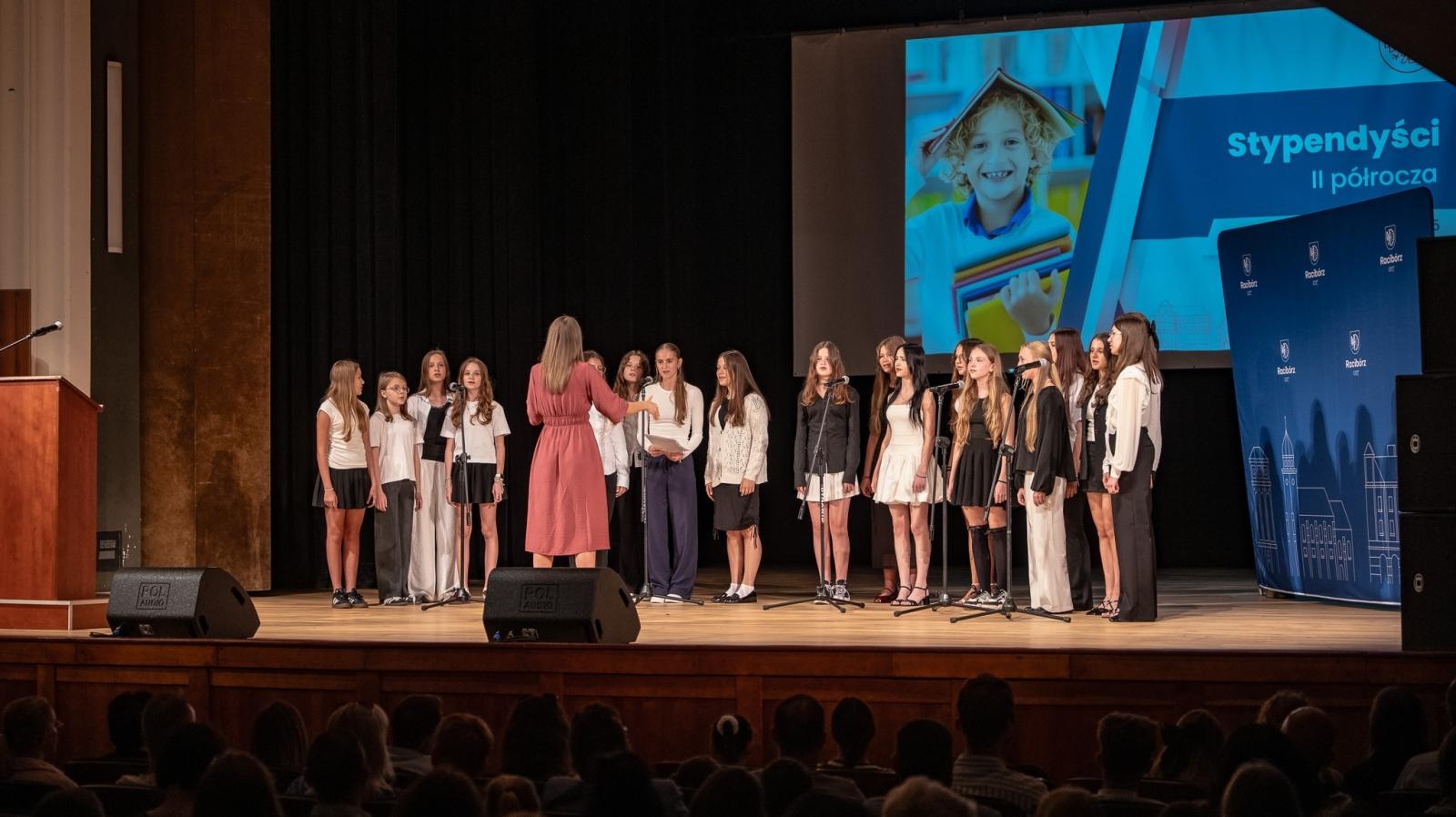 Zdjęcie w galerii na portalu naszraciborz.pl: Najlepsi uczniowie raciborskich szkół odebrali stypendia - foto na bis! wiadomości z regionu