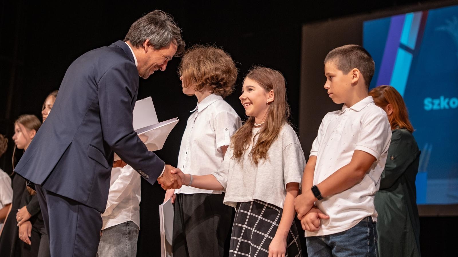 Zdjęcie w galerii na portalu naszraciborz.pl: Najlepsi uczniowie raciborskich szkół odebrali stypendia - foto na bis! wiadomości z regionu