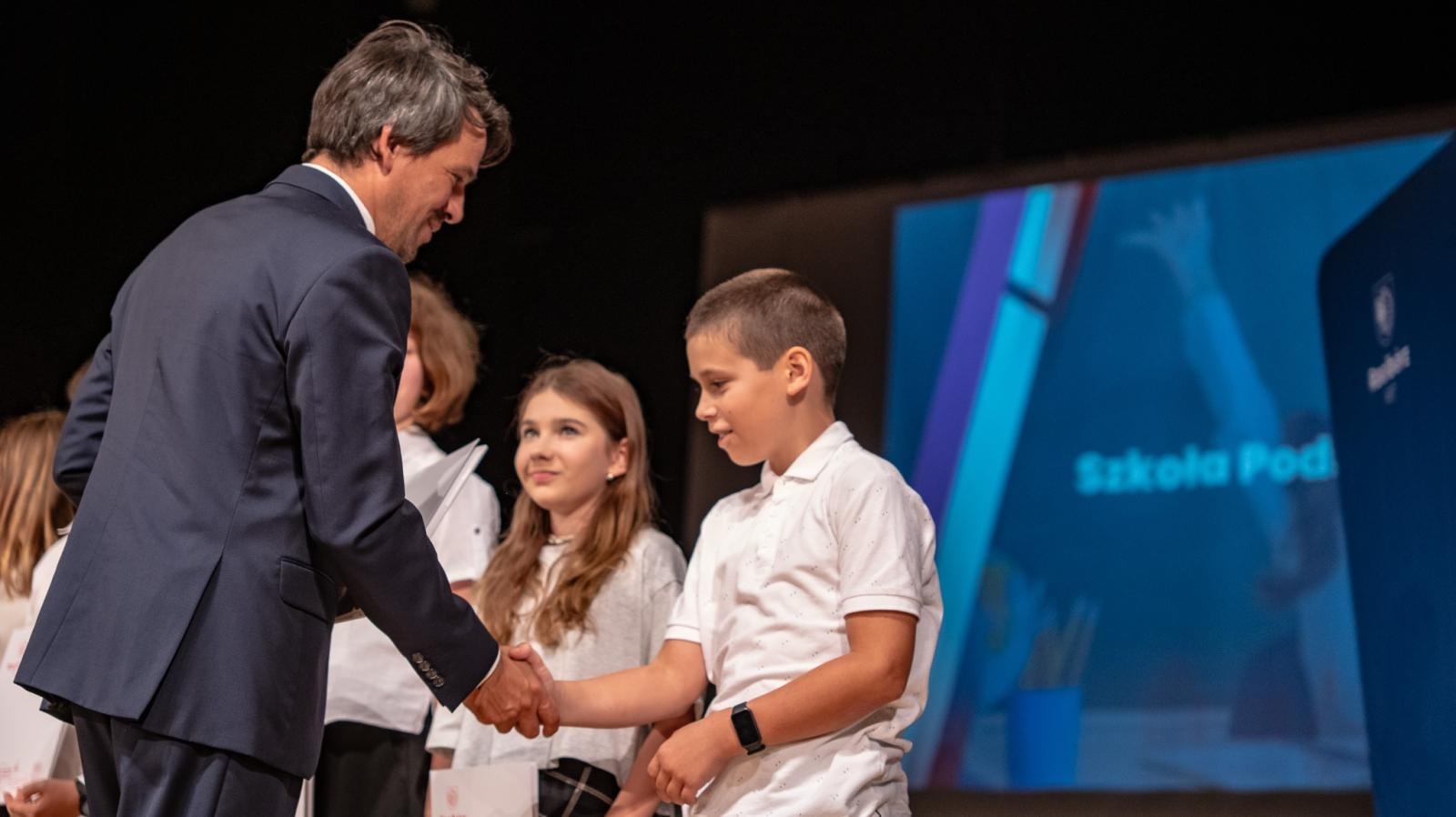 Zdjęcie w galerii na portalu naszraciborz.pl: Najlepsi uczniowie raciborskich szkół odebrali stypendia - foto na bis! wiadomości z regionu