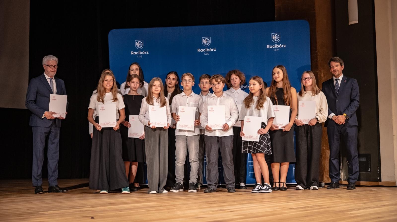 Zdjęcie w galerii na portalu naszraciborz.pl: Najlepsi uczniowie raciborskich szkół odebrali stypendia - foto na bis! wiadomości z regionu