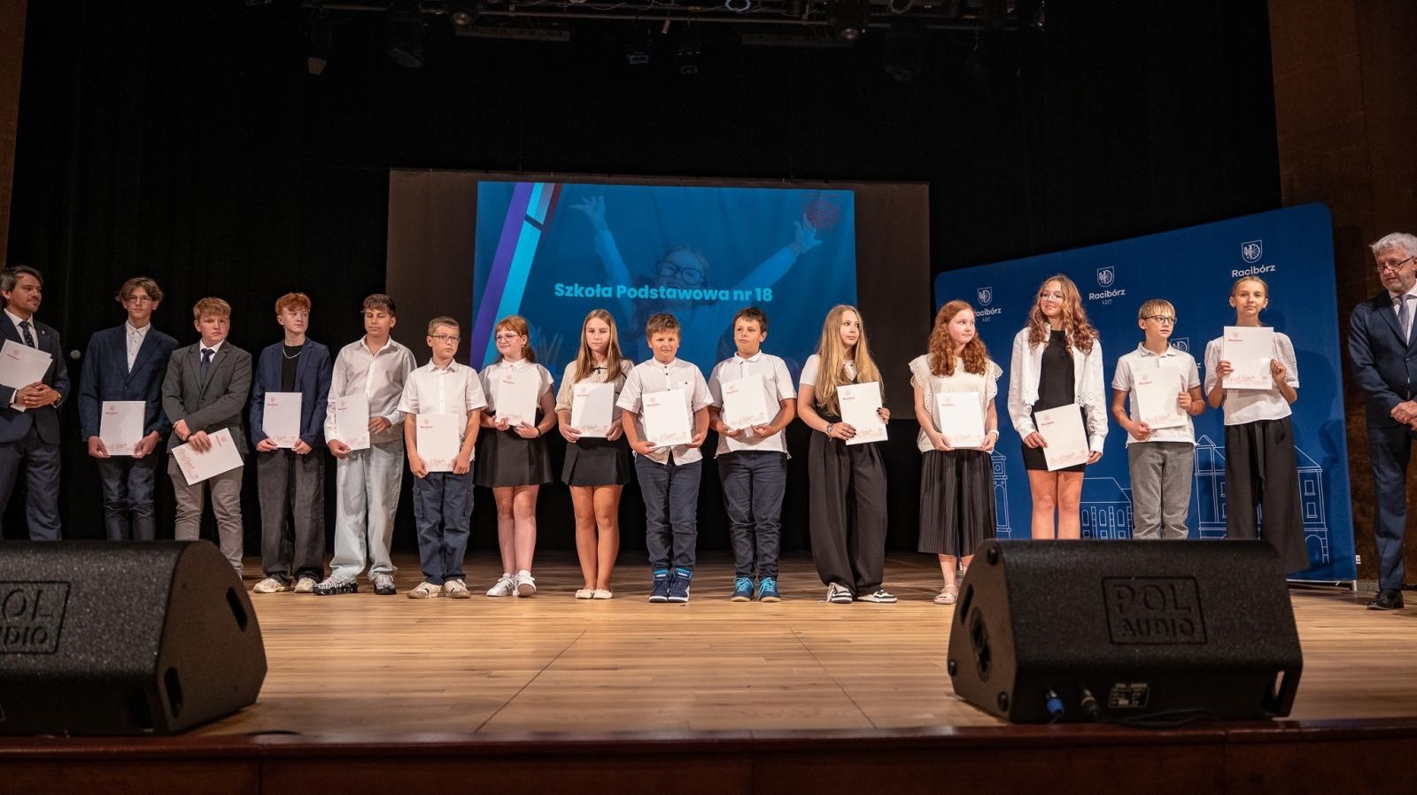 Zdjęcie w galerii na portalu naszraciborz.pl: Najlepsi uczniowie raciborskich szkół odebrali stypendia - foto na bis! wiadomości z regionu