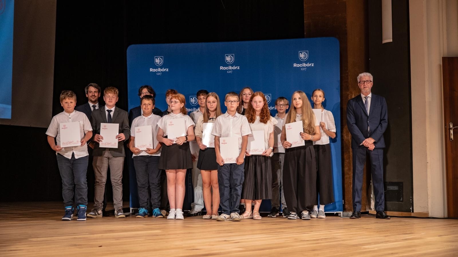 Zdjęcie w galerii na portalu naszraciborz.pl: Najlepsi uczniowie raciborskich szkół odebrali stypendia - foto na bis! wiadomości z regionu