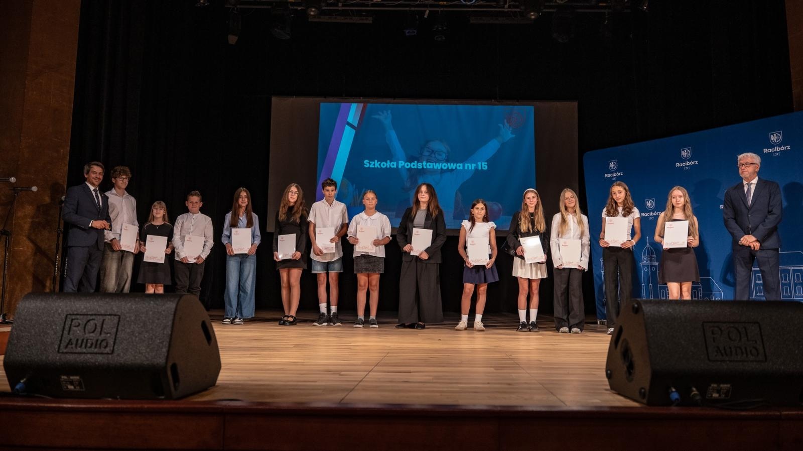 Zdjęcie w galerii na portalu naszraciborz.pl: Najlepsi uczniowie raciborskich szkół odebrali stypendia - foto na bis! wiadomości z regionu