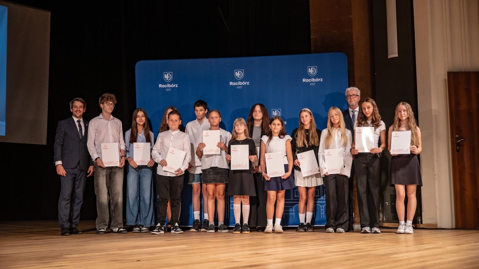 Zdjęcie w galerii na portalu naszraciborz.pl: Najlepsi uczniowie raciborskich szkół odebrali stypendia - foto na bis! wiadomości z regionu