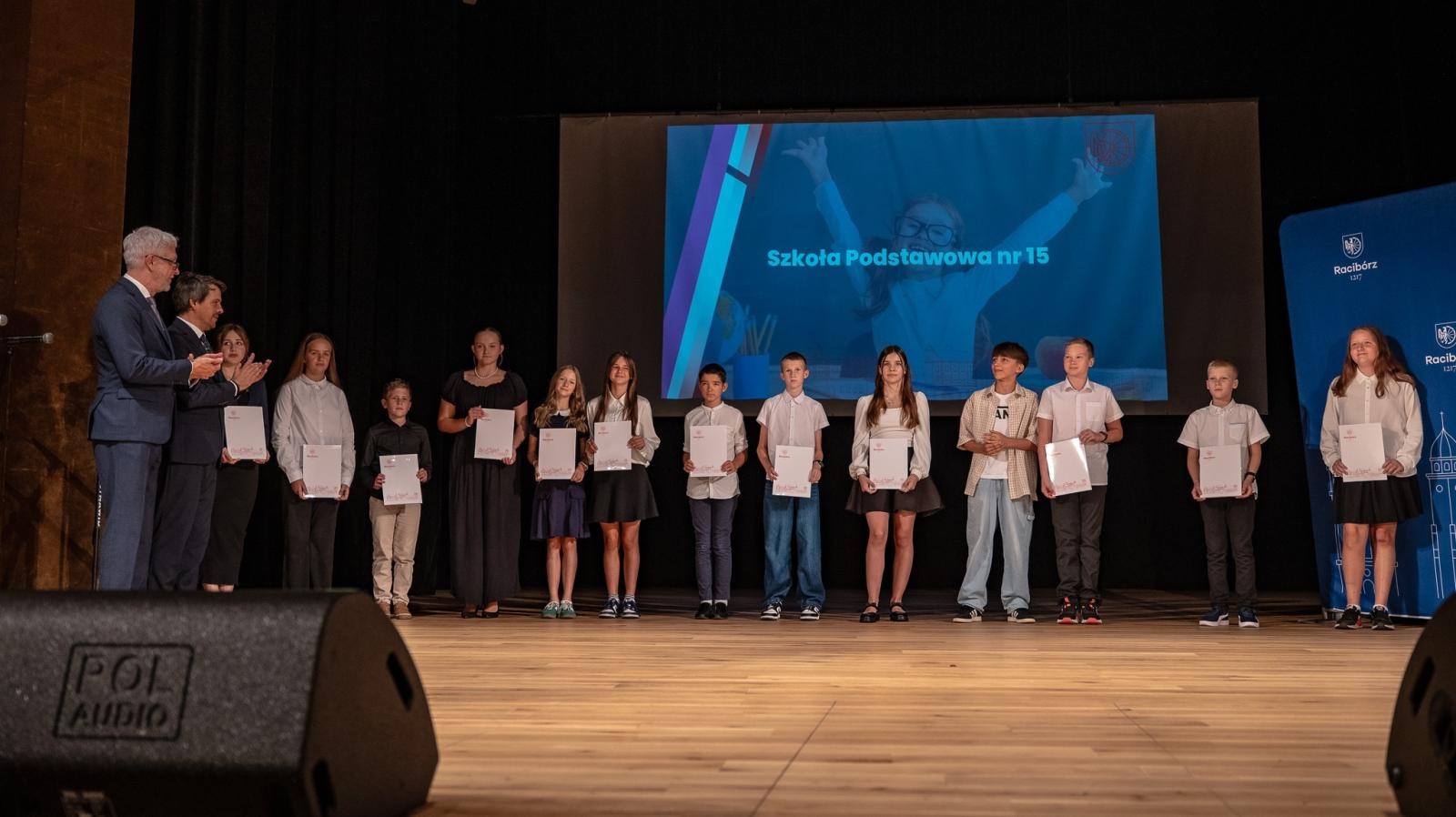 Zdjęcie w galerii na portalu naszraciborz.pl: Najlepsi uczniowie raciborskich szkół odebrali stypendia - foto na bis! wiadomości z regionu