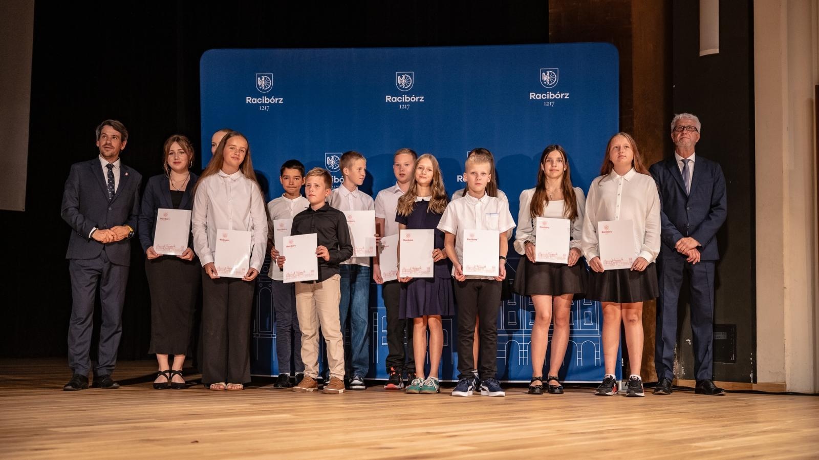 Zdjęcie w galerii na portalu naszraciborz.pl: Najlepsi uczniowie raciborskich szkół odebrali stypendia - foto na bis! wiadomości z regionu