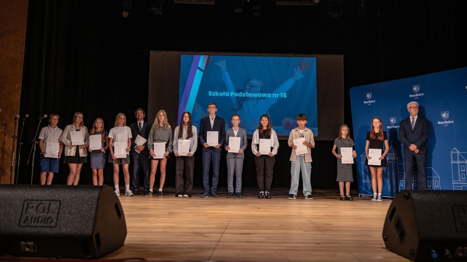 Zdjęcie w galerii na portalu naszraciborz.pl: Najlepsi uczniowie raciborskich szkół odebrali stypendia - foto na bis! wiadomości z regionu