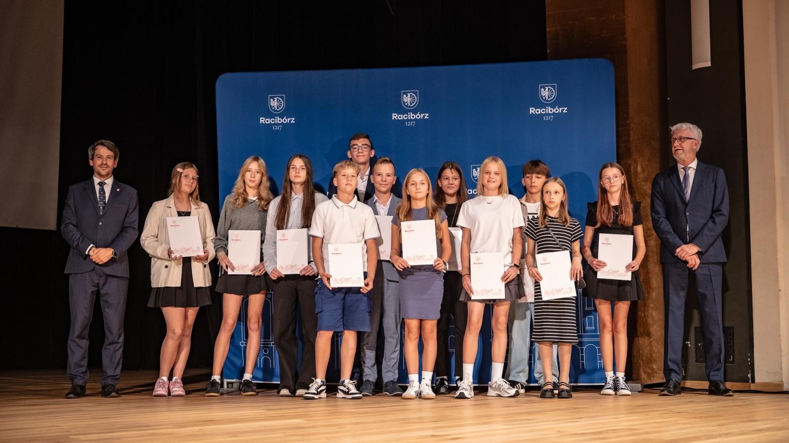 Zdjęcie w galerii na portalu naszraciborz.pl: Najlepsi uczniowie raciborskich szkół odebrali stypendia - foto na bis! wiadomości z regionu