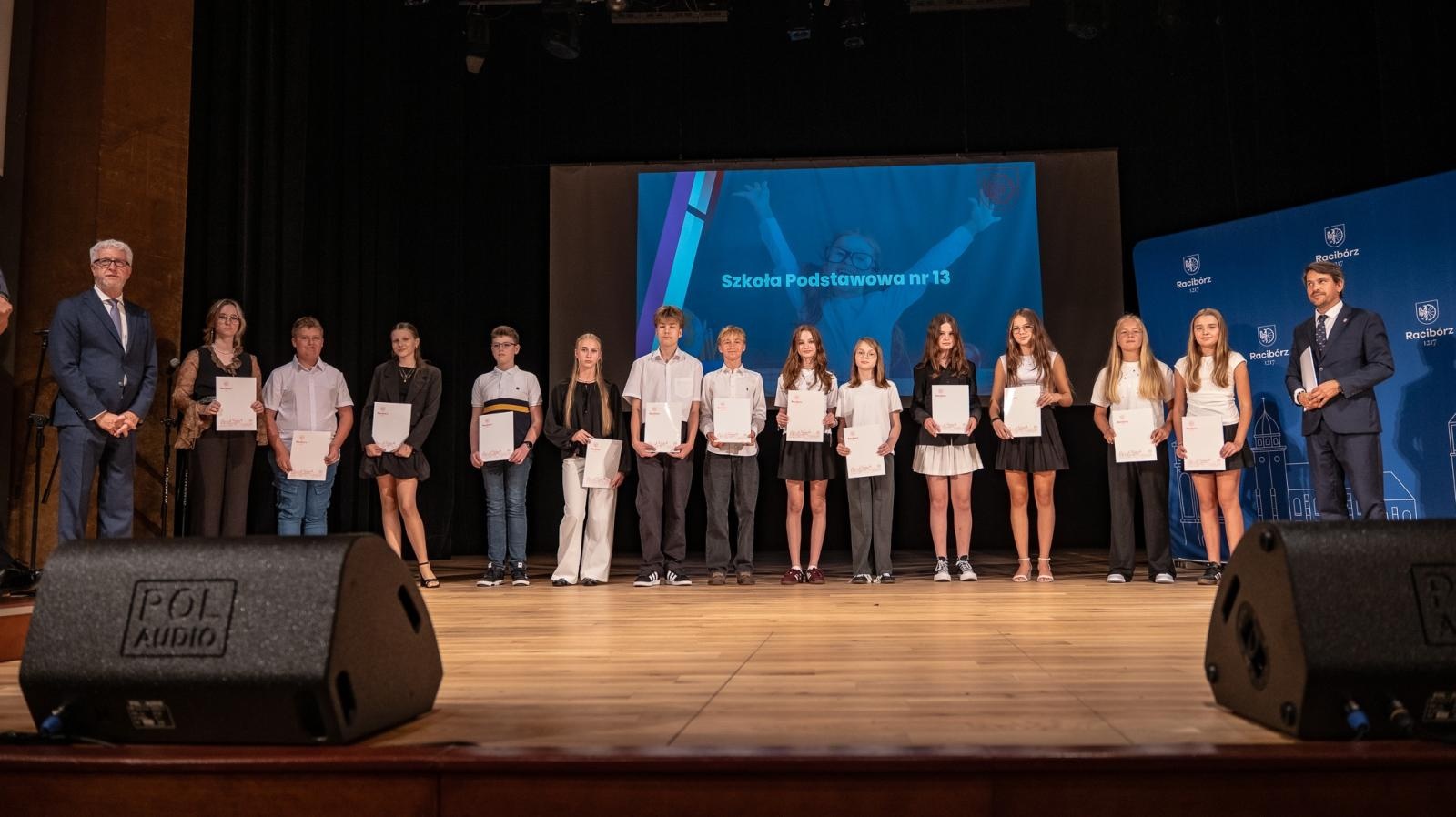 Zdjęcie w galerii na portalu naszraciborz.pl: Najlepsi uczniowie raciborskich szkół odebrali stypendia - foto na bis! wiadomości z regionu