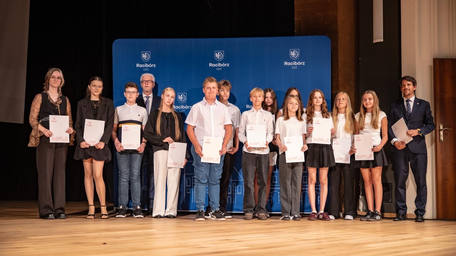 Zdjęcie w galerii na portalu naszraciborz.pl: Najlepsi uczniowie raciborskich szkół odebrali stypendia - foto na bis! wiadomości z regionu