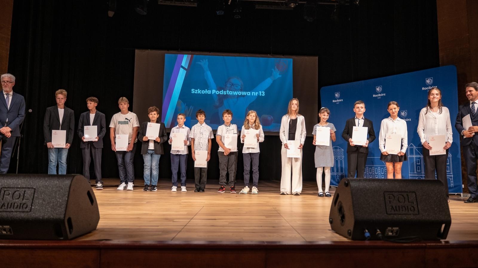 Zdjęcie w galerii na portalu naszraciborz.pl: Najlepsi uczniowie raciborskich szkół odebrali stypendia - foto na bis! wiadomości z regionu