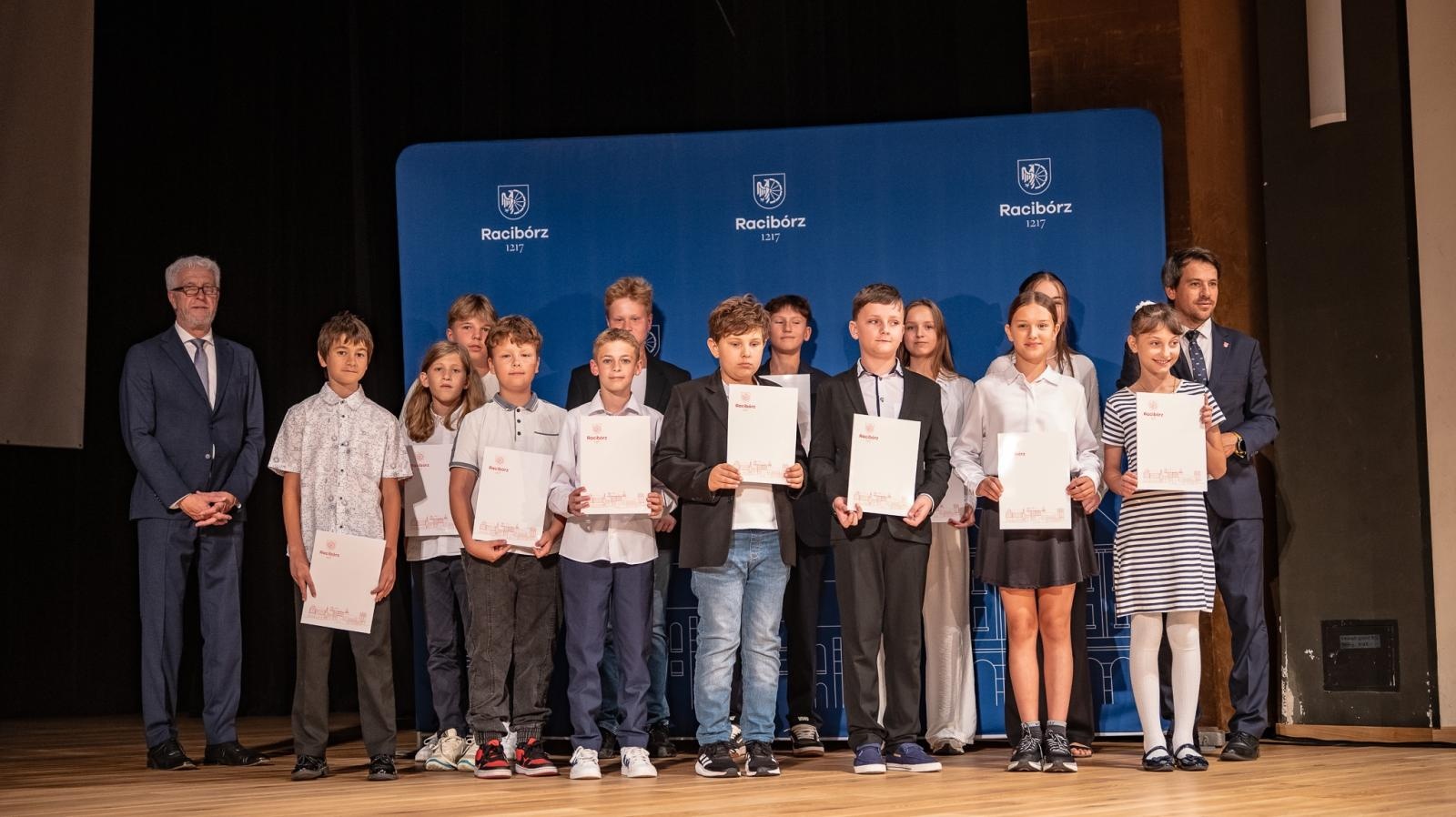 Zdjęcie w galerii na portalu naszraciborz.pl: Najlepsi uczniowie raciborskich szkół odebrali stypendia - foto na bis! wiadomości z regionu