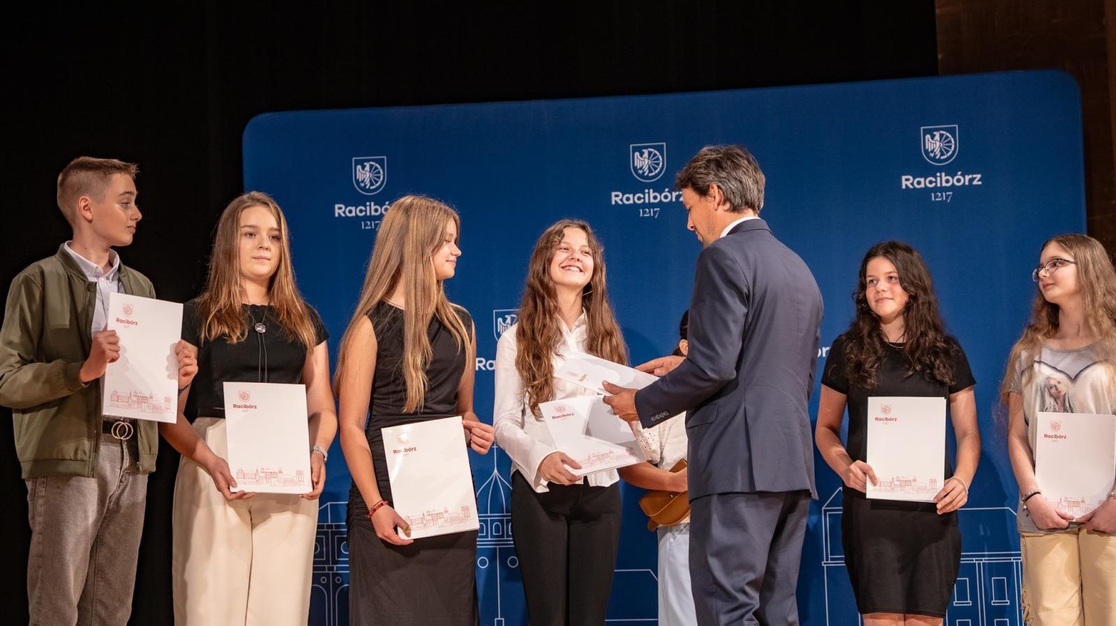 Zdjęcie w galerii na portalu naszraciborz.pl: Najlepsi uczniowie raciborskich szkół odebrali stypendia - foto na bis! wiadomości z regionu
