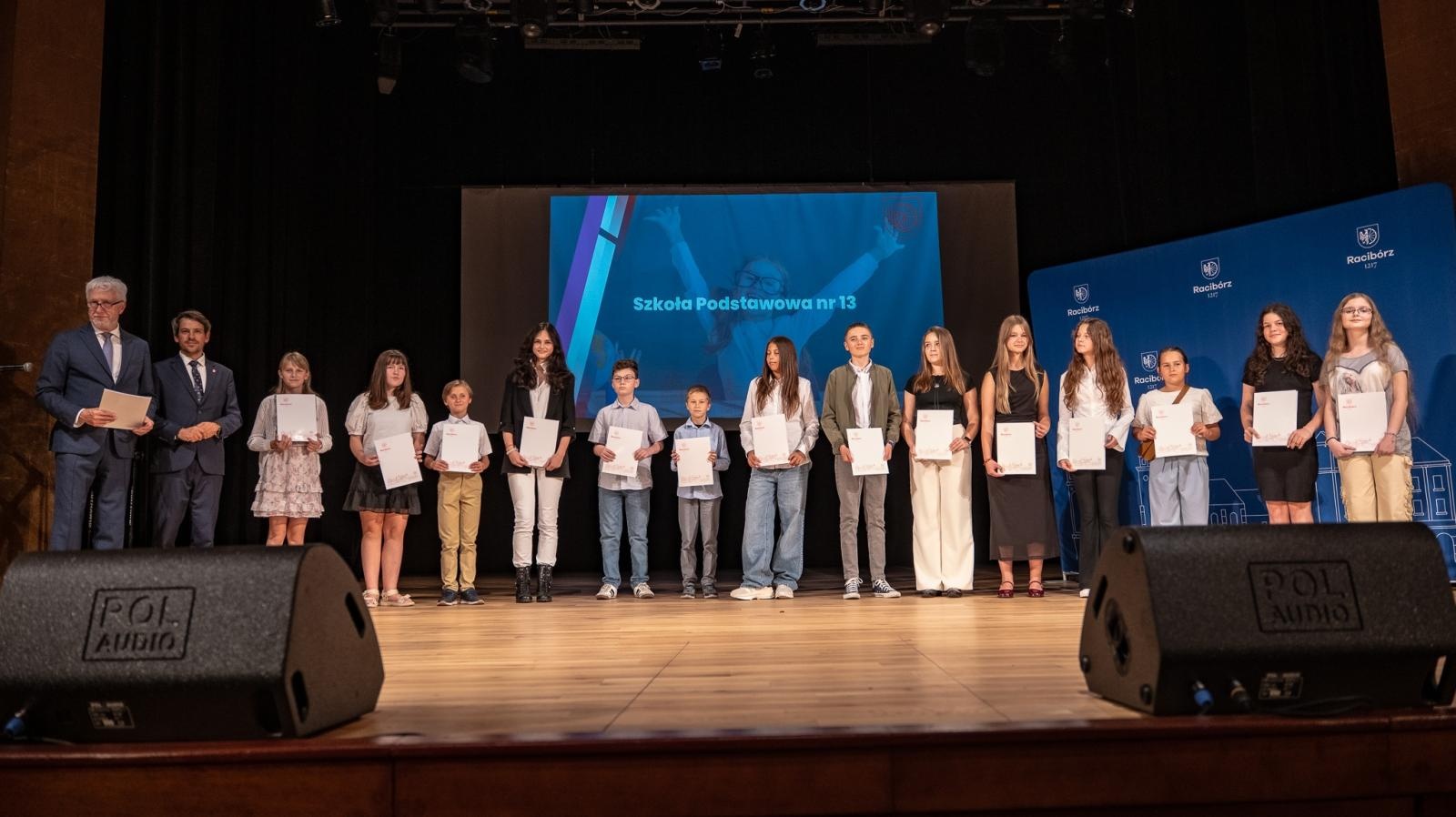 Zdjęcie w galerii na portalu naszraciborz.pl: Najlepsi uczniowie raciborskich szkół odebrali stypendia - foto na bis! wiadomości z regionu