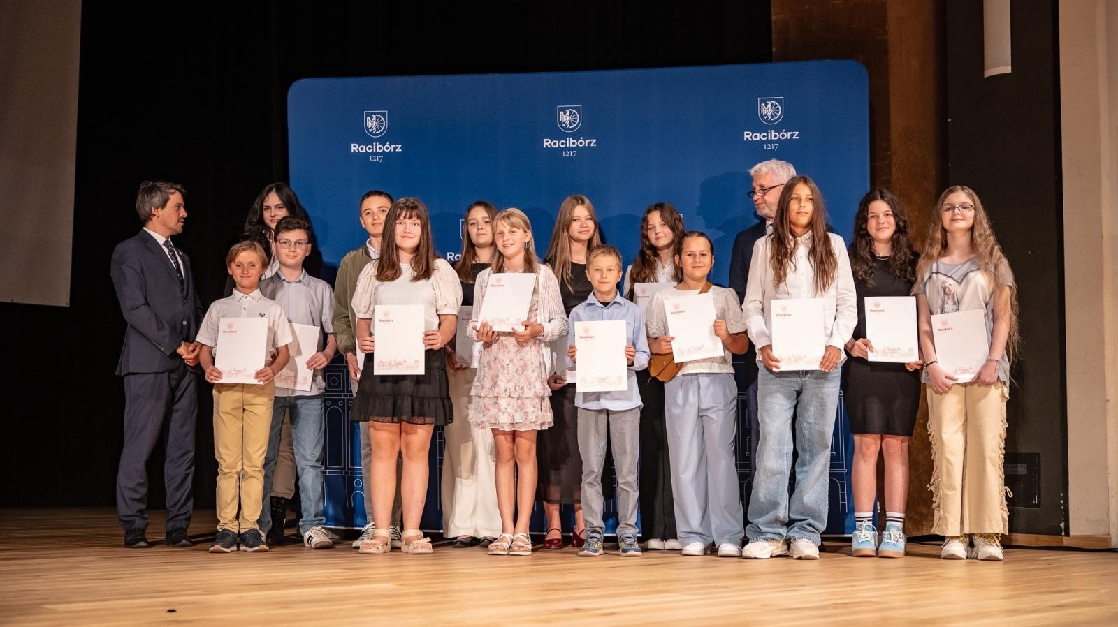 Zdjęcie w galerii na portalu naszraciborz.pl: Najlepsi uczniowie raciborskich szkół odebrali stypendia - foto na bis! wiadomości z regionu