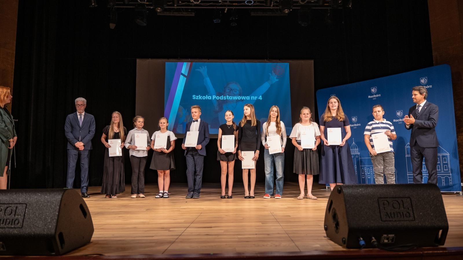 Zdjęcie w galerii na portalu naszraciborz.pl: Najlepsi uczniowie raciborskich szkół odebrali stypendia - foto na bis! wiadomości z regionu