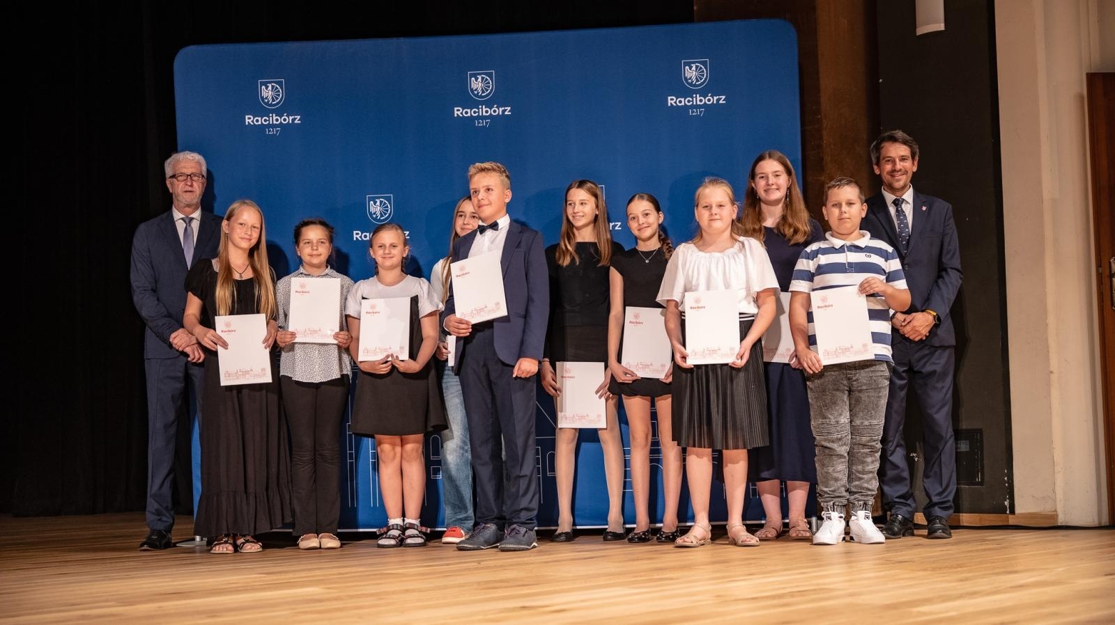 Zdjęcie w galerii na portalu naszraciborz.pl: Najlepsi uczniowie raciborskich szkół odebrali stypendia - foto na bis! wiadomości z regionu